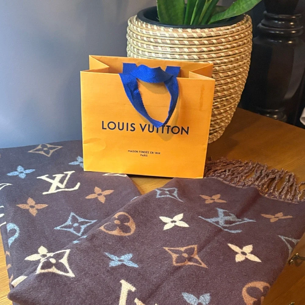 Louis Vuitton scarf - Picture 8 of 9